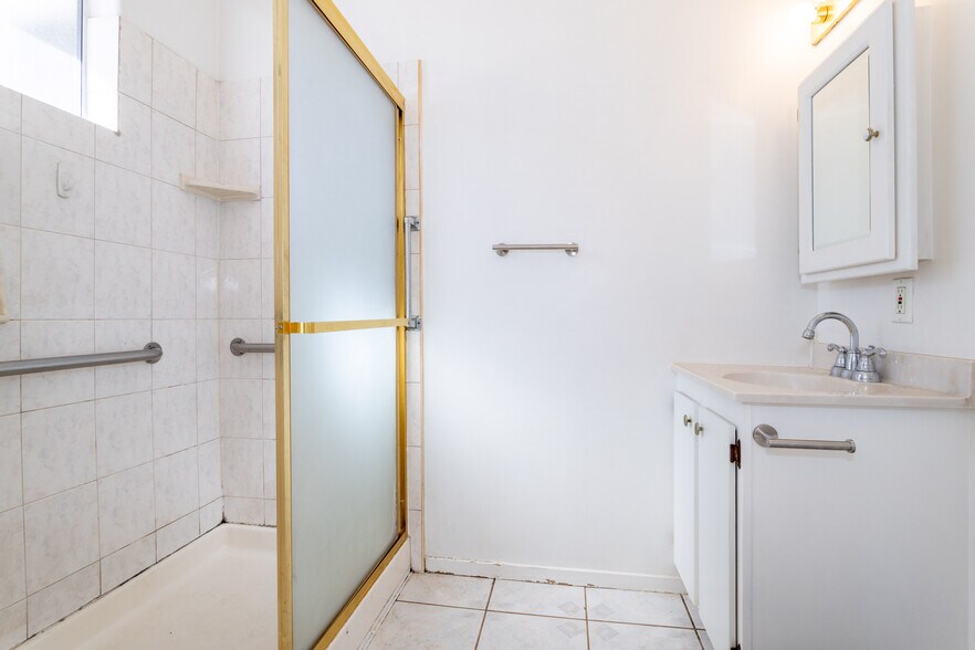 More Photos Of 9826 Columbus Ave, North Hills Multifamily For Sale