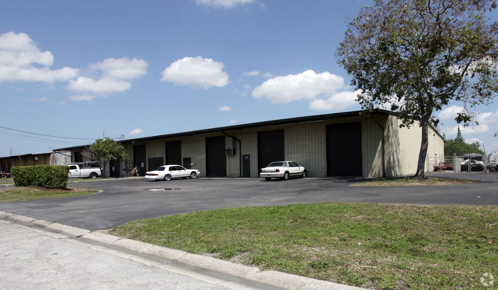 More Photos Of 2542 12th St, Sarasota Warehouse For Lease
