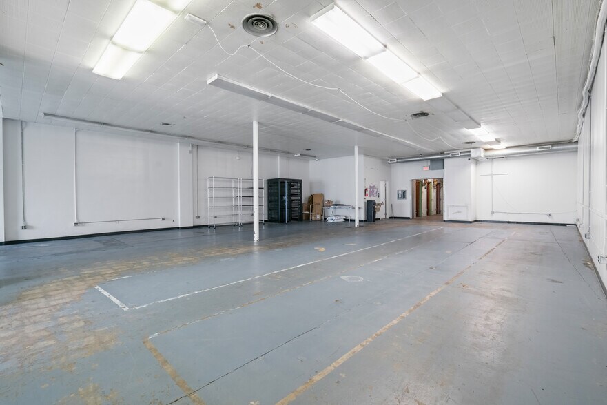 More Photos Of 1825 Boulevard of the Allies, Pittsburgh Showroom For Lease