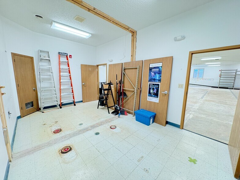 More Photos Of 493 Bev Rd, Youngstown Warehouse For Sale