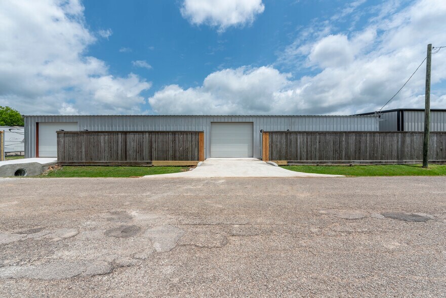 More Photos Of 1618 Callaway Dr, Alvin Warehouse For Lease