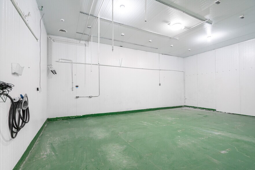 More Photos Of 5885 N Paramount Blvd, Long Beach Warehouse For Sale