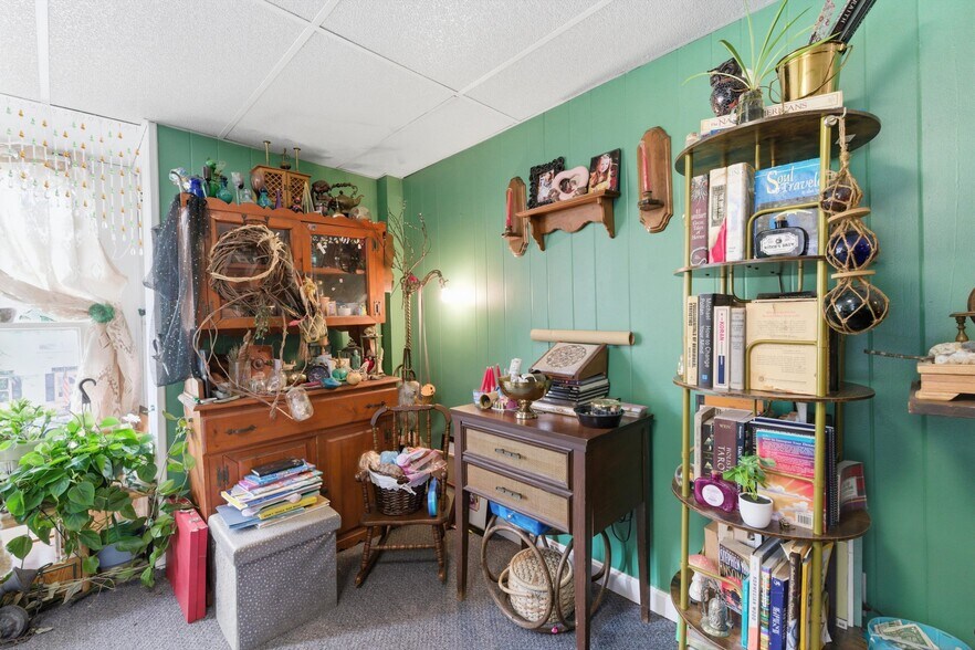 More Photos Of 198 N Main St, Salem Storefront Retail Residential For Sale