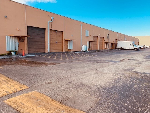 More Photos Of 2075-2129 W 76th St, Hialeah Showroom For Lease