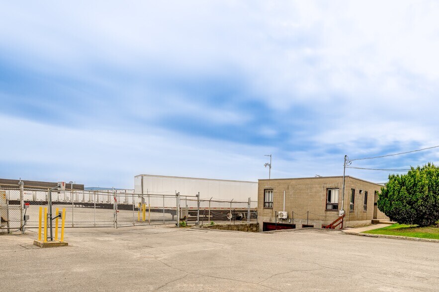 More Photos Of 1660-1700 Boul Hymus, Dorval Warehouse For Sale