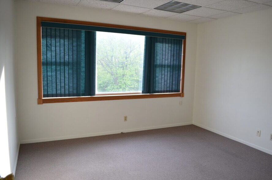 More Photos Of 141 Columbus Rd, Athens Office For Lease