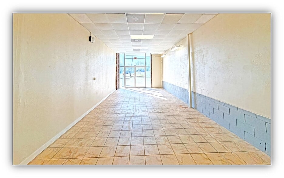 More Photos Of 1709 Mlk Jr Blvd, Gainesville Light Distribution For Lease