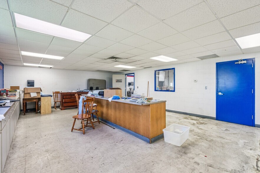 More Photos Of 701 Technology Pl, Waverly Manufacturing For Lease