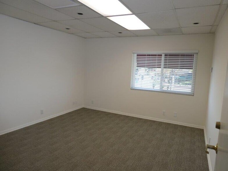 More Photos Of 447 W Burchett St, Glendale Office For Sale