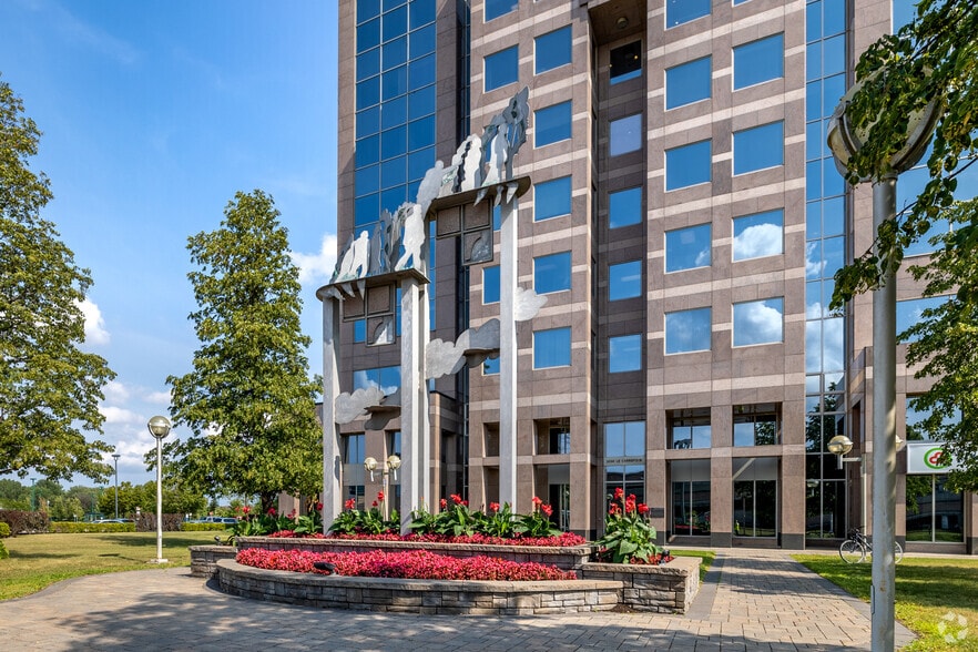 More Photos Of 3030 Boul Le Carrefour, Laval Office For Lease