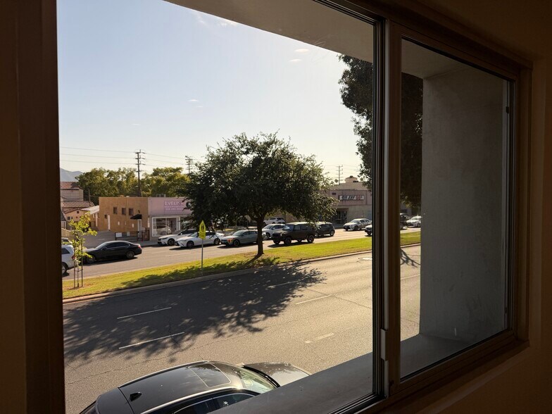 More Photos Of 1519-1521 W Glenoaks Blvd, Glendale Storefront Retail Residential For Lease