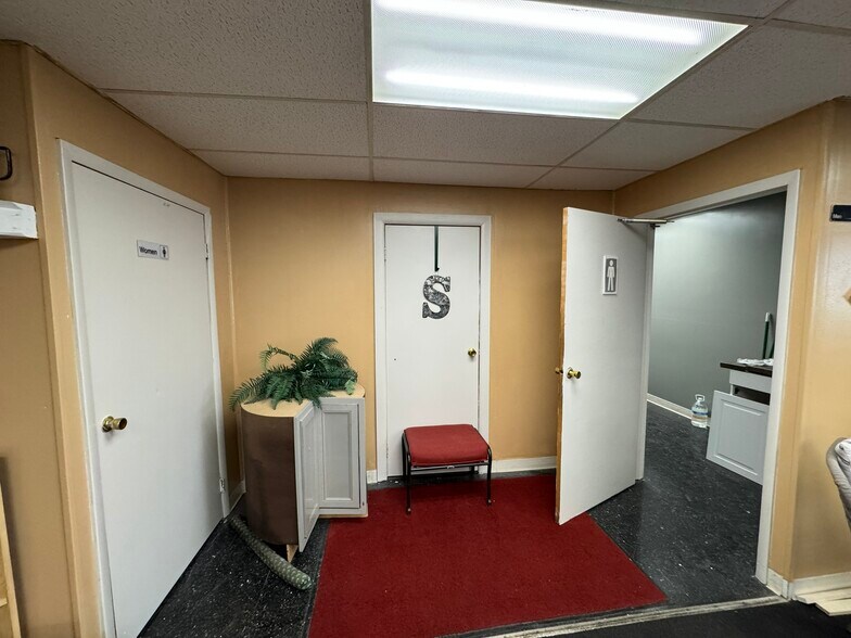 More Photos Of 222 W 2nd St, Marion Industrial For Lease