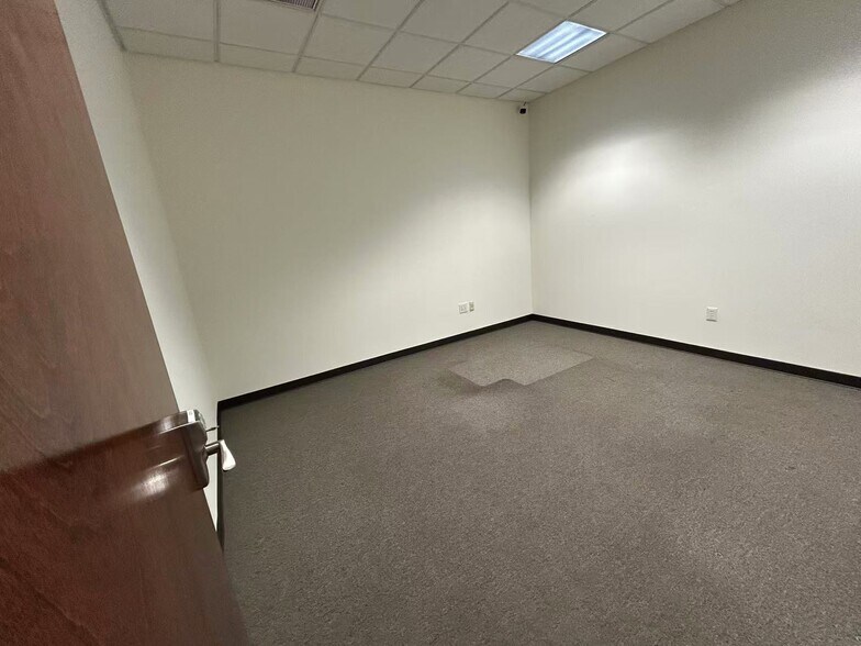 More Photos Of 975 Cobb Place Blvd NW, Kennesaw Light Distribution For Lease