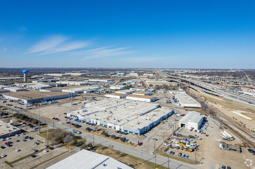 More Photos Of 1000 W Crosby Rd, Carrollton Warehouse For Lease
