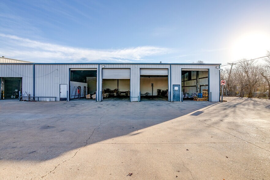 More Photos Of 2570 Berner St, Fort Worth Service For Lease