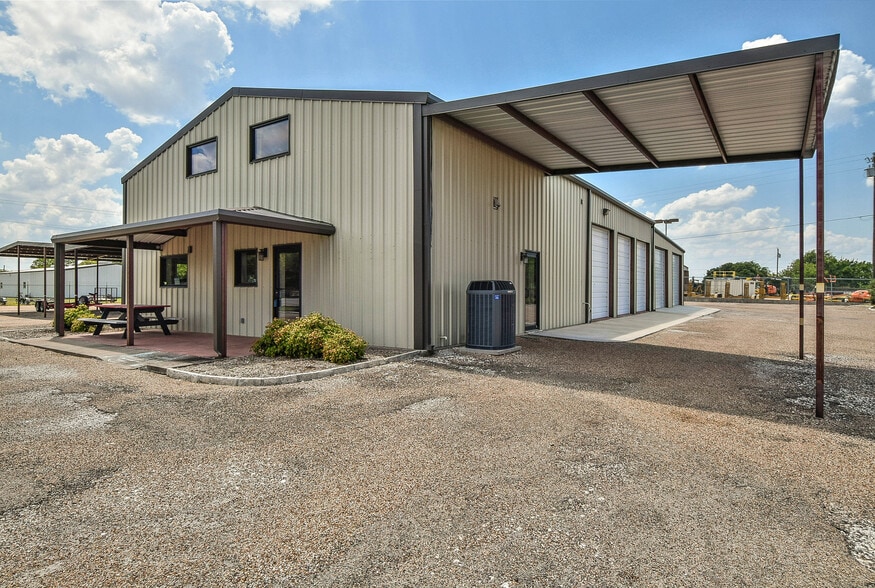 More Photos Of 202 Daisy Dr, Granbury Manufacturing For Sale