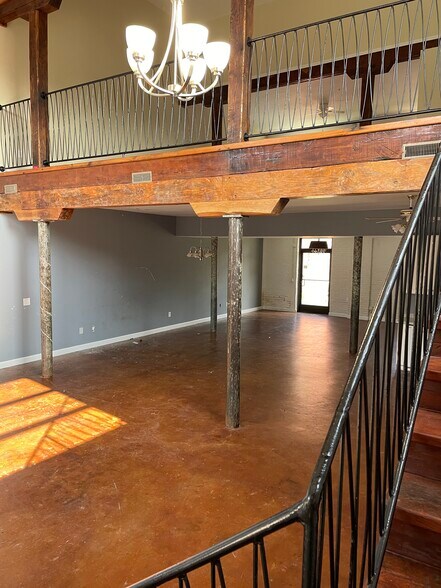 More Photos Of 27 N Main St, Springfield Specialty For Lease