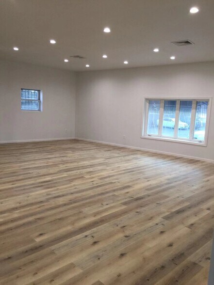 More Photos Of 824 Old Country Rd, Westbury Office For Lease