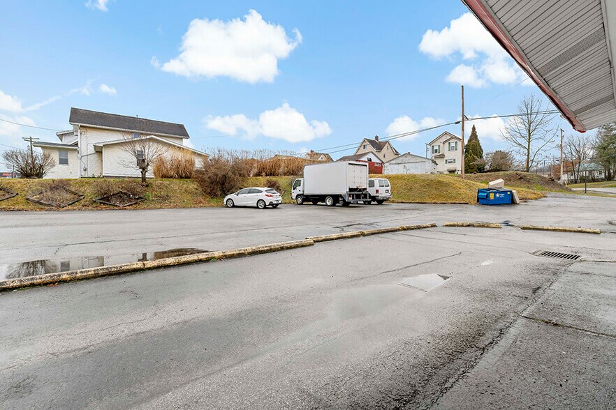 More Photos Of 321 N 4th St, Youngwood Freestanding For Sale