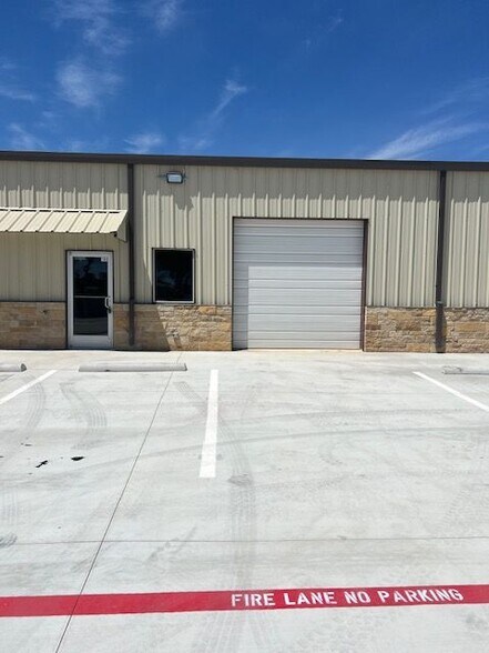 More Photos Of 4230 US-67, Cleburne Warehouse For Lease