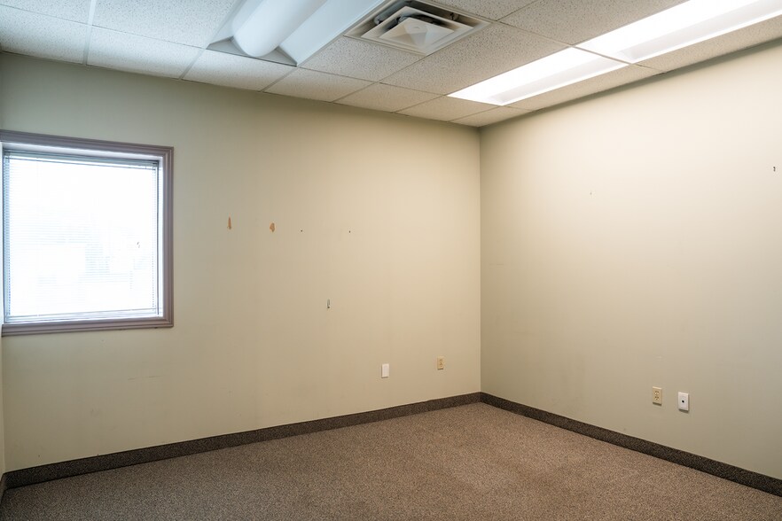 More Photos Of 200 Eastport Blvd, Hamilton Warehouse For Lease