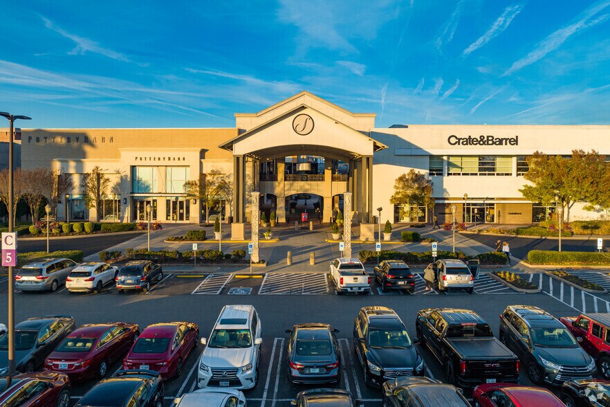 More Photos Of 11800 W Broad St, Henrico Department Store For Lease