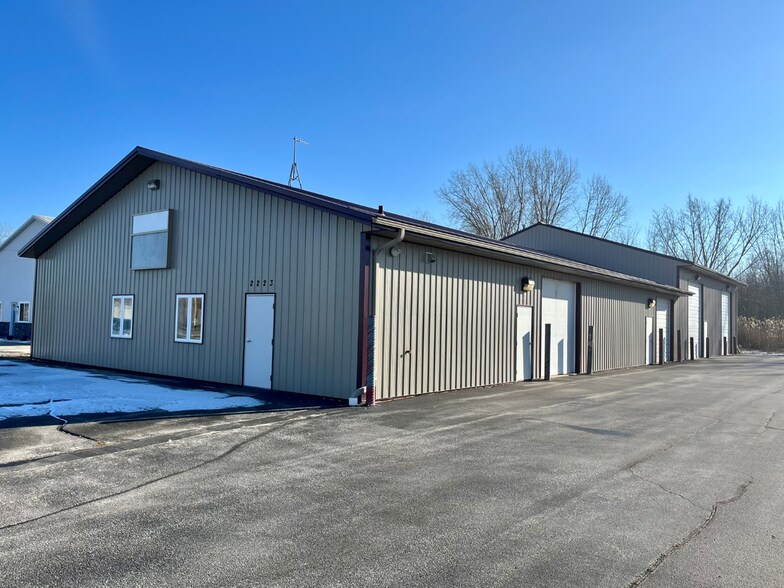 More Photos Of 2223 Woodale Ave, Howard Warehouse For Lease