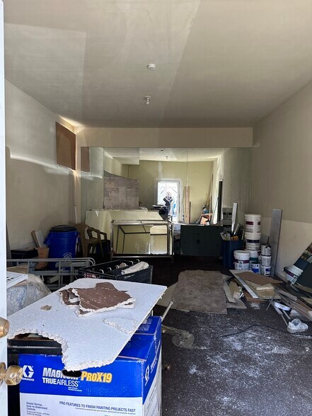 More Photos Of 1192 Yorkship Sq, Camden Storefront Retail Residential For Lease