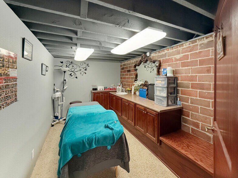 More Photos Of 112 N 2nd Ave W, Newton General Retail For Sale