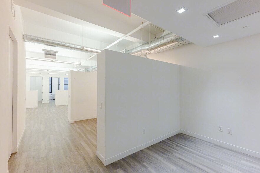More Photos Of 525 Seventh Ave, New York Office For Lease