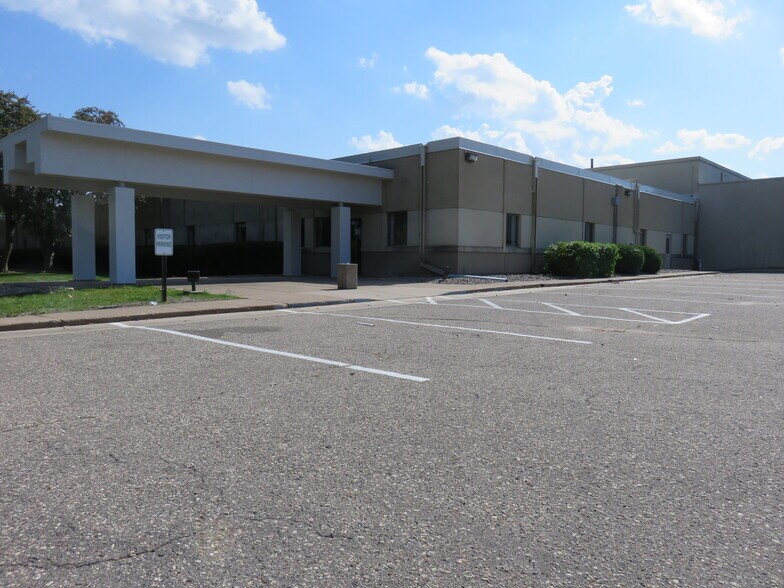 More Photos Of 800 E 10th St E, Hastings Manufacturing For Lease
