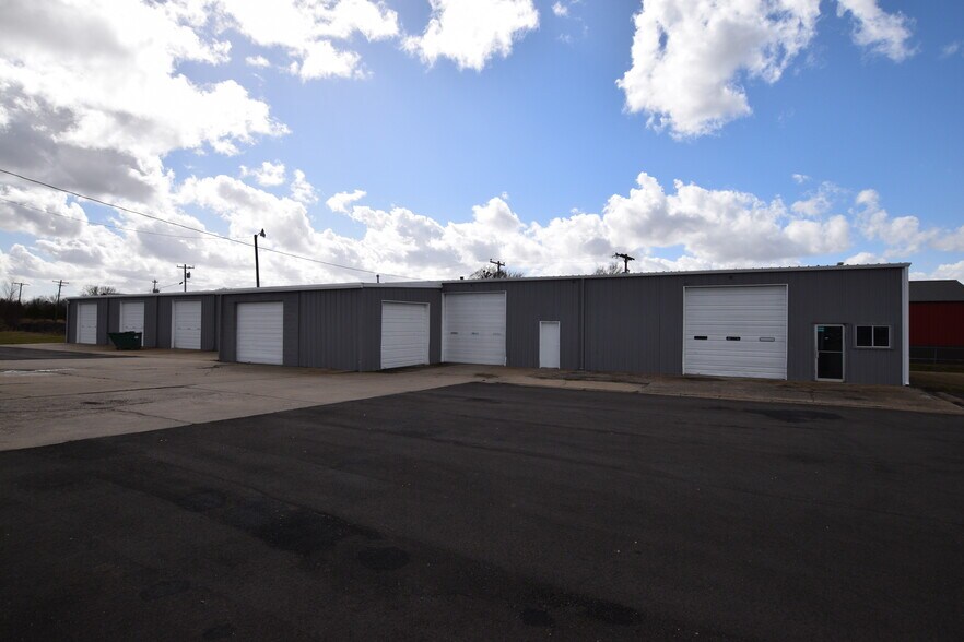 More Photos Of 2175 W Choctaw St, Tahlequah Light Distribution For Sale