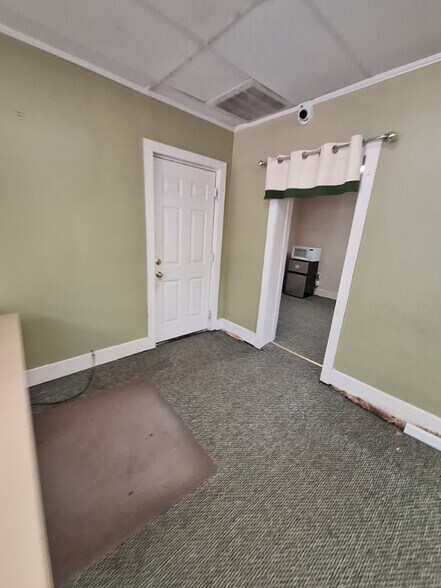 More Photos Of 618 N Salisbury Ave, Spencer Office For Lease