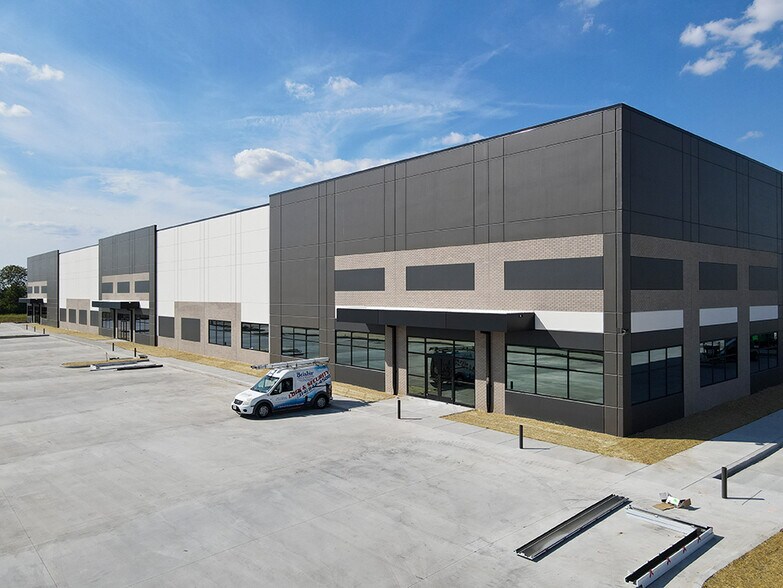 More Photos Of 100 Commerce Center Dr, Collinsville Light Distribution For Lease