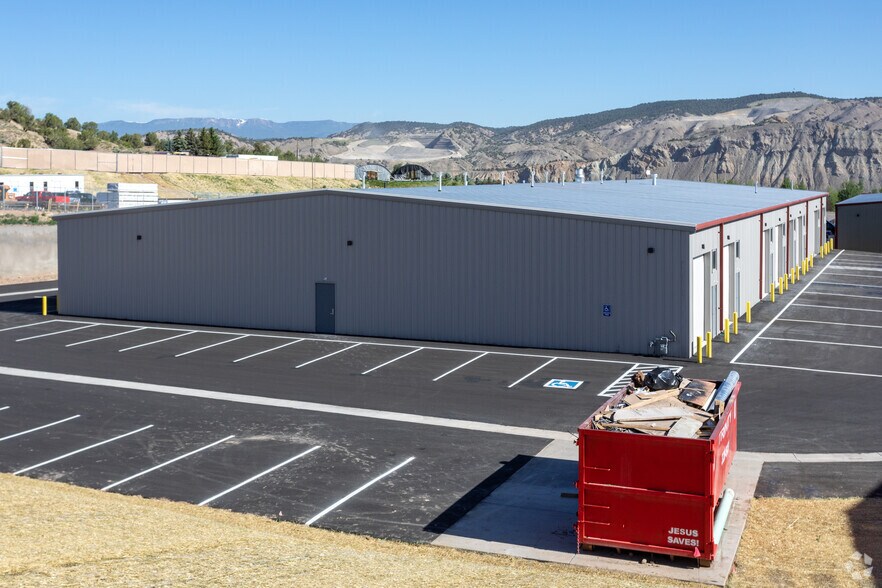 More Photos Of 707 Plane St, Gypsum Warehouse For Lease
