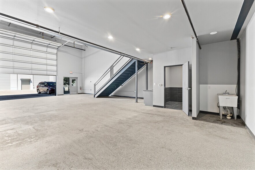 More Photos Of 7637 Fm 3009, Schertz Light Distribution For Sale