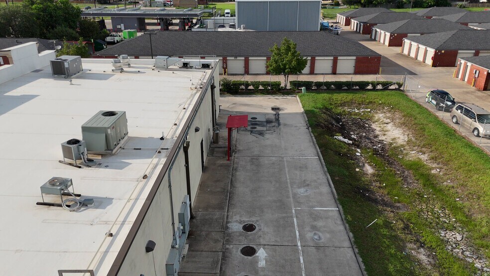 More Photos Of 10619 S Gessner Rd, Houston Freestanding For Lease