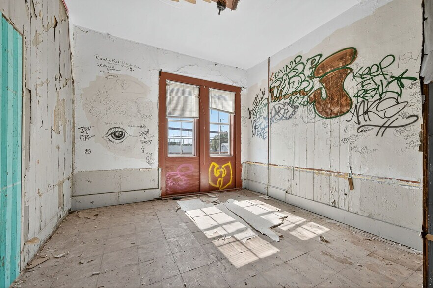 More Photos Of 1425 S Flores St, San Antonio General Retail For Sale