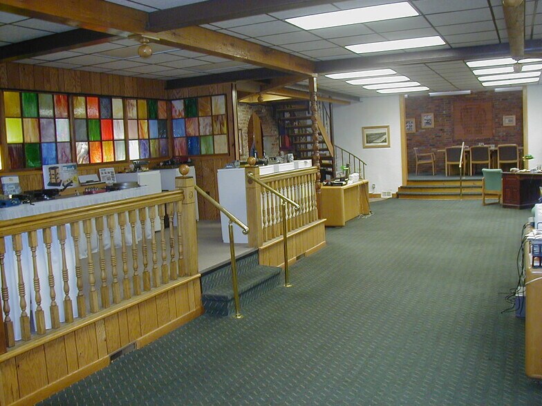 More Photos Of 418 3rd Ave, Ford City Light Distribution For Lease