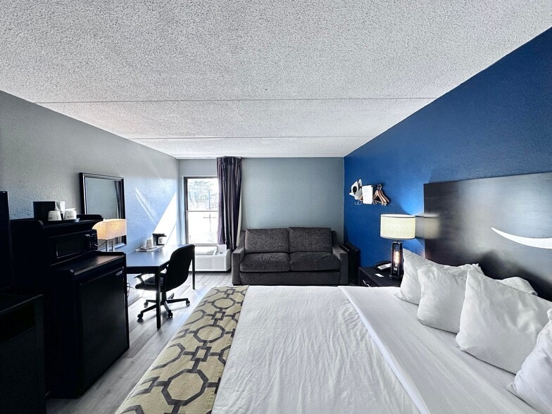 More Photos Of 2075 Highway 192 W, London Hotel For Sale