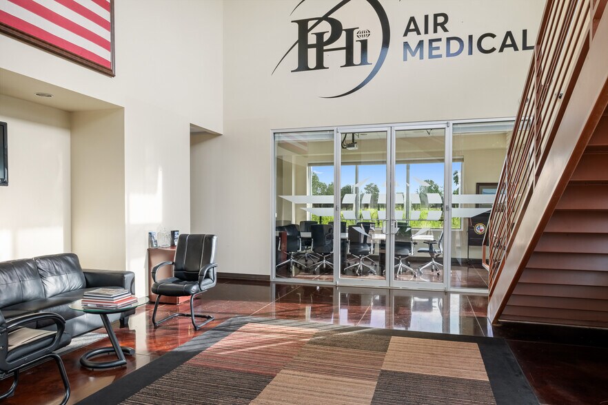 More Photos Of 18000 Groeschke Rd, Houston Airplane Hangar For Lease