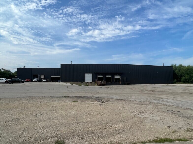 More Photos Of 2300 Delaware Ave, Des Moines Warehouse For Lease
