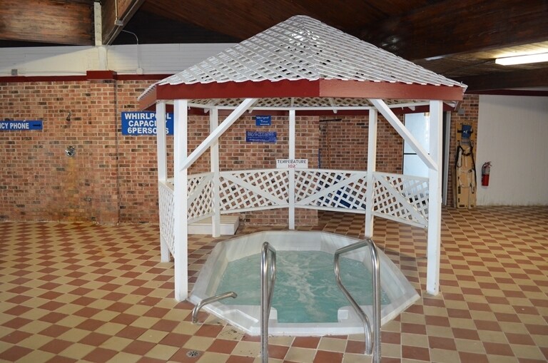 More Photos Of 200 Arthur St, Manistee Hotel For Lease