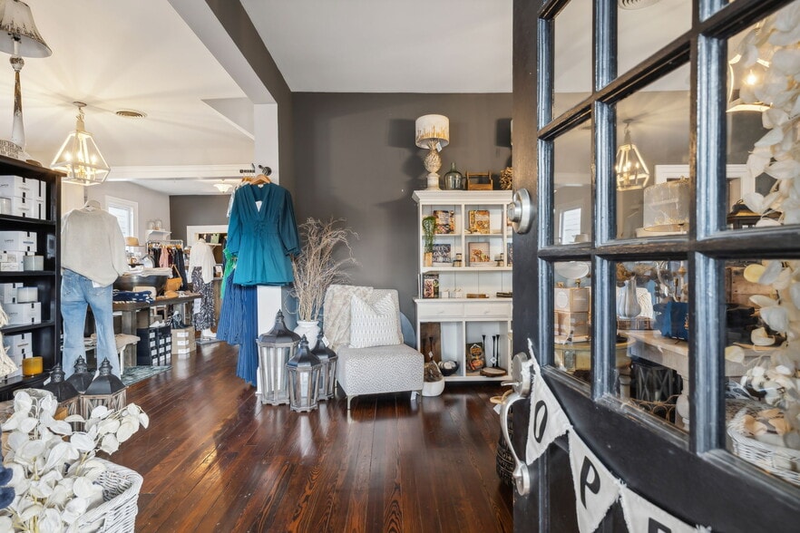 More Photos Of 915 Columbia Ave, Franklin Freestanding For Sale