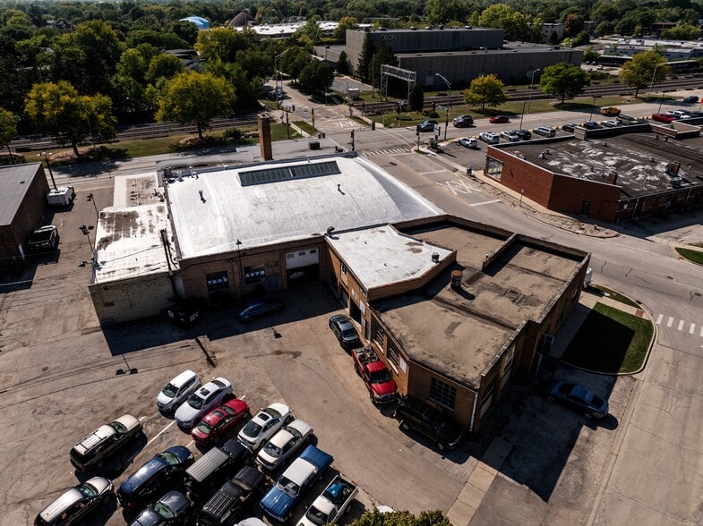 More Photos Of 400 W Northwest Hwy, Arlington Heights Auto Repair For Lease