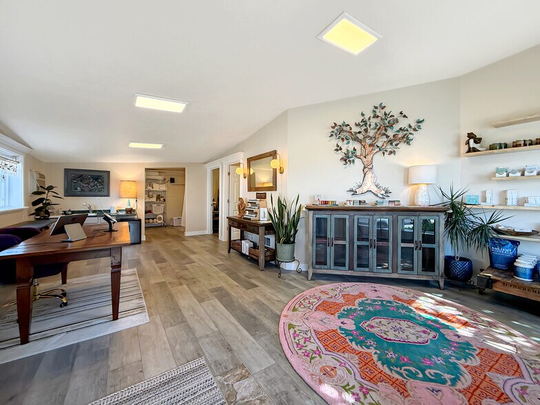 More Photos Of 624 Fleet St, Brookings Office For Sale