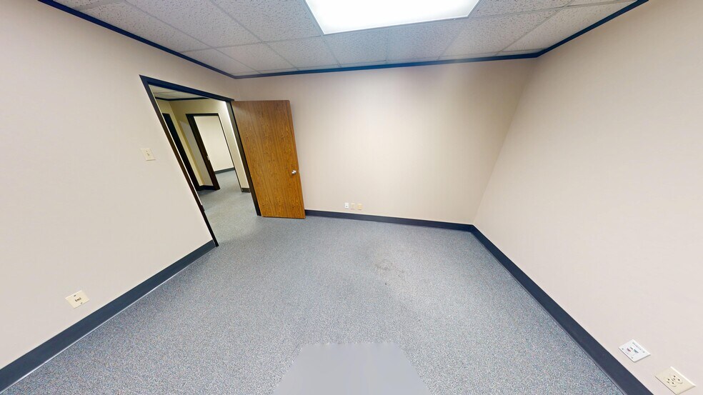 More Photos Of 9776 Whithorn Dr, Houston Showroom For Lease