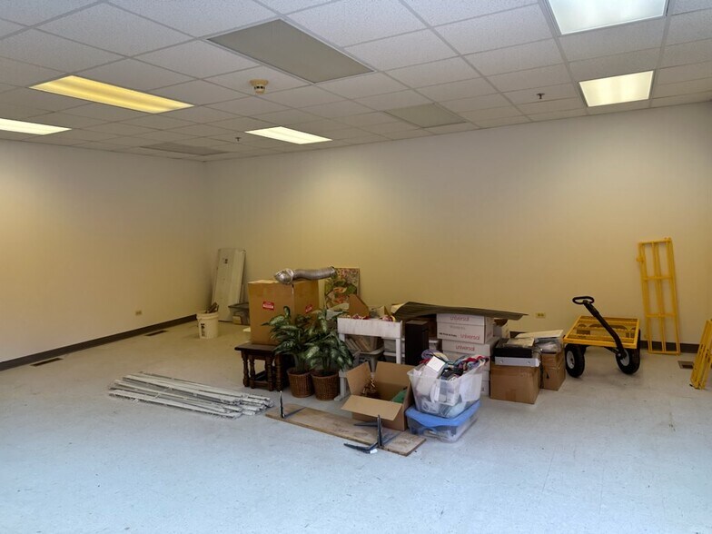 More Photos Of 820 E Terra Cotta Ave, Crystal Lake Office For Sale