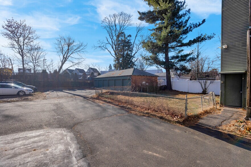 More Photos Of 45 School St, Hartford Apartments For Sale