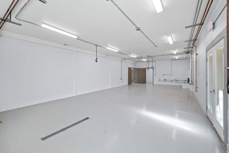 More Photos Of 840 N Cloverdale Blvd, Cloverdale Convenience Store For Sale